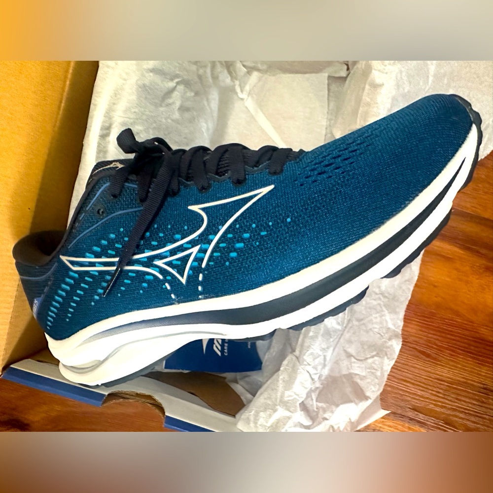 Brand new Mizuno Wave Rider 25 size 8 men’s
